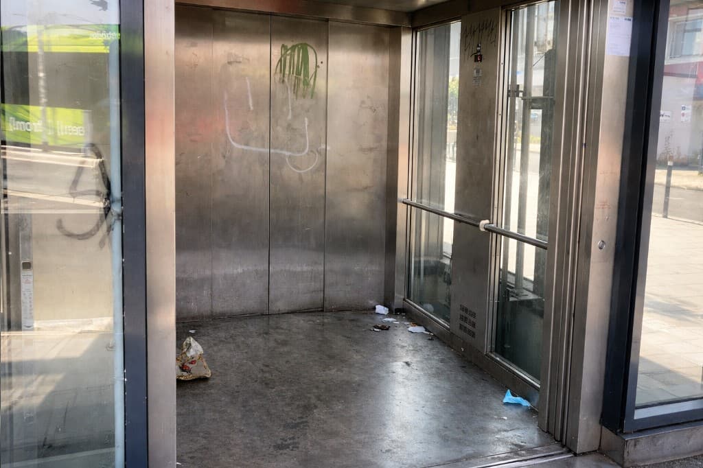 Liftkabine nach der Reinigung — verschmutzt, Graffiti, Abfall
