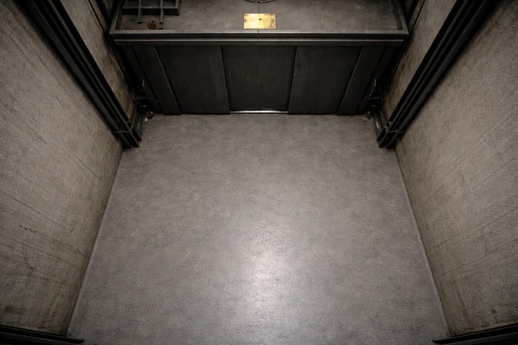 Liftschacht vor der Reinigung — sauber und gepflegt