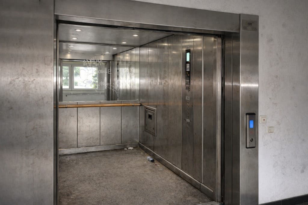 Spiegel und Oberflächen nach der Reinigung — verschmutzt, Graffiti, Abnutzung